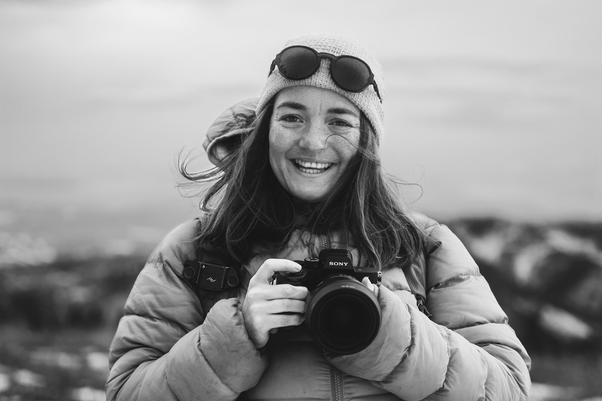 Usmívající se žena držící fotoaparát